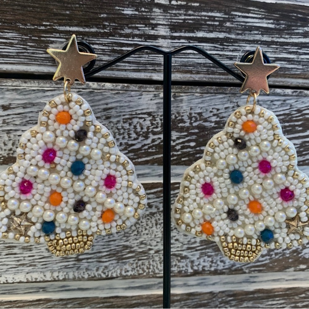 Nwt White Christmas Tree beaded earrings